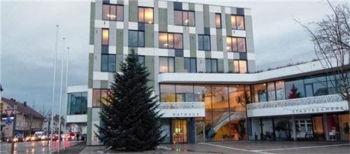 Licht aus am Rathaus – der Christbaum ist dunkel. Foto Riediger