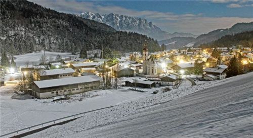 Lichterglanz statt Feuerwerk: Das Bergsteigerdorf Sachrang bittet Bürger, auf Raketen und Böller zu Silvester zu verzichten. Foto H. Reiter