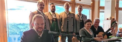 Lieferten eine geradezu perfekte Vorbereitung auf das Fest: (hinten von links) der Haushamer Bergwachtgsang mit Anderl Leidgschwendner senior, Andreas Leidgschwendner junior, Sepp Grundbacher und Martin Riedl, (vorne links) Musikant und Moderator Andreas Estner sowie (vorne rechts) Maria Holzer und Heiner Oberhorner.Foto  Korimorth