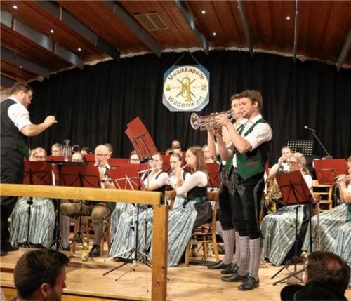 Markus Fischer und Johannes Brandstetter zeigten beim Bravourstück „Es ging ein Jäger durch den Forst“ von Adam Hudec ihr Können auf der Trompete. Foto rehberg