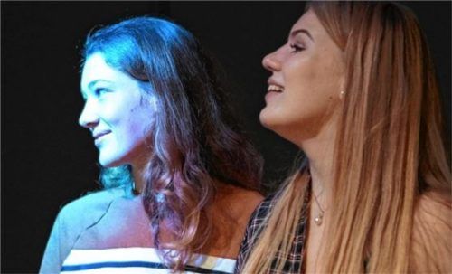 Marlene Gräfe und Annalena Hangl bei den Proben. Foto re