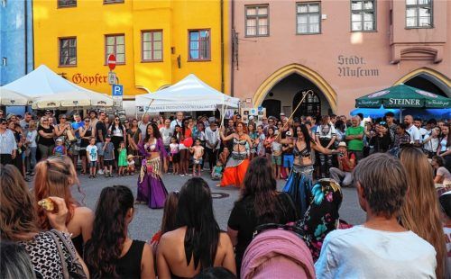 Menschen vieler Nationen und Kulturen feiern gemeinsam beim Lieblingsfest der Wasserburger. Foto Cater