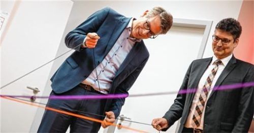Minister Markus Blume (links) mit Mühldorfs Landrat Max Heimerl. Foto Pressestelle Landratsamt Mühldorf a. Inn