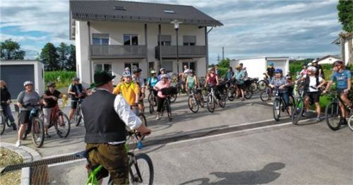 Mit dem Bürgermeister durch die Gemeinde: Stefan Adam (vorne) hat das Gmoaradln zum Anlass genommen, mit Gemeindebürgern die derzeitigen Bauprojekte in Schechen „abzuradeln“. Foto weyland