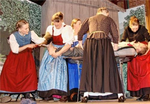 Mit einer peinlichen Befragung versuchen die „Jungfrauen“ des Ortes, an das schwarze Bücherl mit den Dorfgeheimnissen zu kommen.Foto  Schmidt