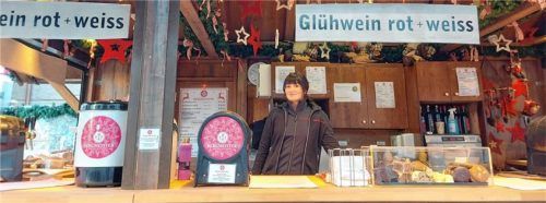 Nach zwei Jahren Pause freut sich Laura Fuchs vom Stand Bergmeister, dass der Christkindlmarkt wieder eröffnet hat. Foto Jennifer Beuerlein