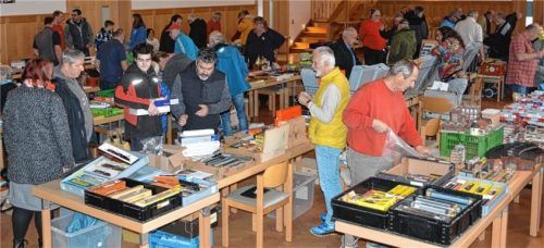 Neben Loks, Waggons und Gleisen wurden auf der Börse auch Miniaturen für Landschaften und Modellautos angeboten. Foto Eder