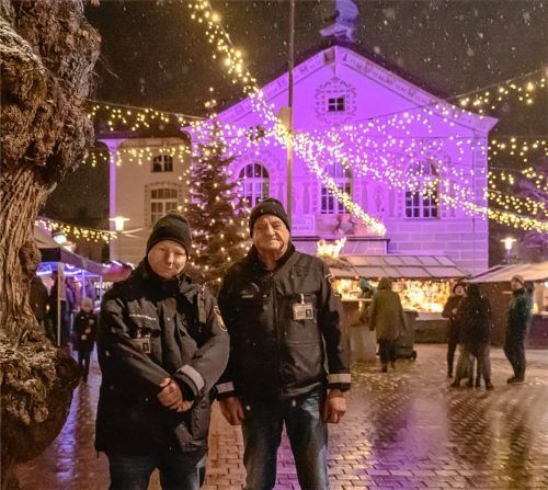 Nicht nur auf dem Weihnachtsmarkt wollen Roland B. (links) und Harry F. von der Sicherheitswacht Mangfalltal ein Gefühl von Sicherheit vermitteln. Foto Thomae