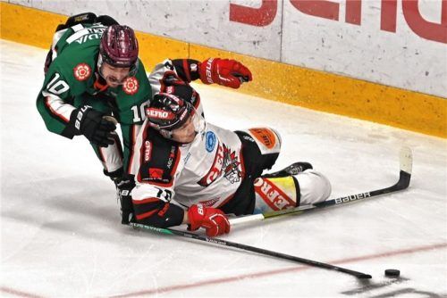 Norman Hauner, Torschütze zum 2:0, im Zweikampf mit dem Memminger Verteidiger Linus Svedlund. Foto Hans-Jürgen Ziegler