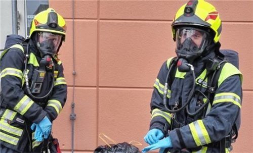 Nur mit Atemschutzgeräten konnte die Feuerwehr Schloßberg die Praxisräume betreten.Foto Uckermann