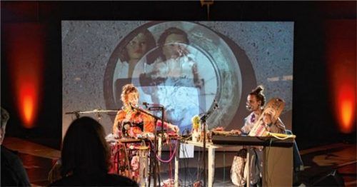 Performance von Klaus Erika Dietl und Stephanie Müller, dem Künstlerpaar „Mediendienst Leistungshölle“. Foto  Hartmann