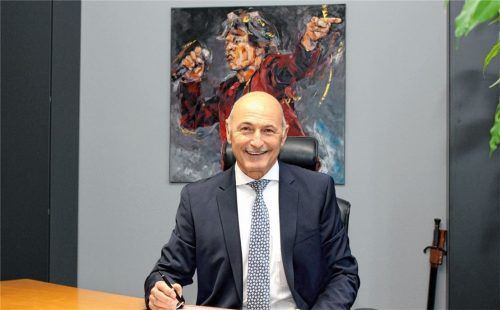 Peter Schwertberger hat am 23. Dezember den letzten Arbeitstag als Vorstandsvorsitzender der Sparkasse Wasserburg, hinter ihm im Büro sein Lieblingsbild: eine Hommage an den Frontmann der Rolling Stones, Mick Jagger. Foto Minigshofer