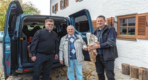 Pfarrer Voldymir Firman (links) und Pfarrer Varsyl Shafran (rechts) stehen mit Rohrdorfs Altbügermeister Fritz Tischner, der Mitglied des Helferkreises ist, vor einem kleinen Hilfstransport. Der nächste Großtransport soll noch vor Weihnachten abfahren. Foto Thomae