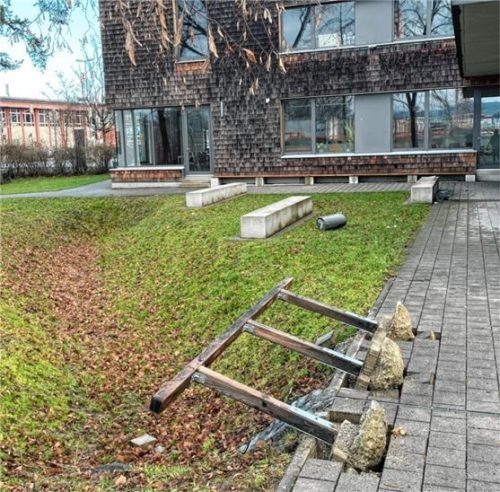 Pfosten wurden aus ihren Verankerungen gerissen und Bierflaschen im Innenhof zerdeppert. Foto Polizei