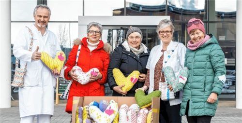 Privatdozent Dr. Andreas Schnelzer (von links) mit Helma Gruninger und Marille Hilger, die stellvertretend für 20 Damen, die fleißig genäht haben, bei der Übergabe dabei waren, Elisabeth Jordan vom Klinikum sowie Stephanie Riedl, Vorsitzende der christlichen Frauenbewegung Eggstätt. Foto  RoMed Kliniken