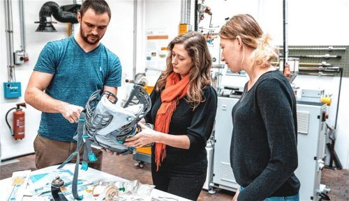 Professorin Nicole Strübbe (Mitte) mit zwei Studierenden im Labor für Kunststofftechnik. Hier finden auch Praktika im Bereich Medizintechnik statt.Foto Lisa Lanzinger