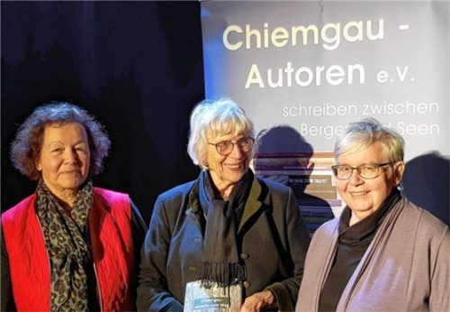 Rosemarie Mußner (li.) und Uta Grabmüller (re.) vom Vorstand der „Chiemgau-Autoren“ bedankten sich bei Christa Fuchs, der Hausherrin im Traunsteiner NUTS, für ihre Gastfreundschaft und ihr kulturelles Engagement Foto Inneberger