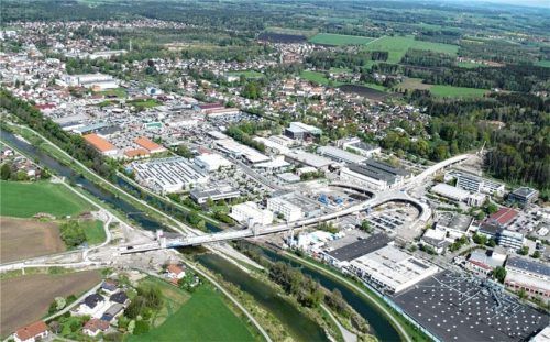 Rosenheims größte Baustelle: An der Aicherparkbrücke gehen die Arbeiten sichtbar voran. Ab 2023 soll sie einen besonders geplagten Stadtteil von Rosenheim entlasten. Foto Staatliches Bauamt