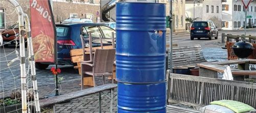 Sammelsurium vor der Halfinger Kirche: Beim „Steffeln“ kam einiges zusammen – nicht nur Vergessenes und Unaufgeräumtes. Foto re