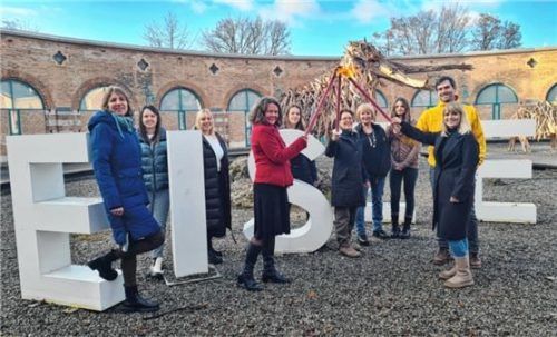 Schluss mit der Eiszeit – das Lokschuppen-Team entzündet nun das Vulkanfeuer: (von links) Sarah Smyka, Laura Steinhuber, Anja Schuster, Lokschuppen-Leiterin Dr. Jennifer Morscheiser, Martina Mayrhofer, Stefanie Kießling, Annette Gallner, Katharina Reischl, Johannes Bichler und Elena Sangl. Foto : Lokschuppen