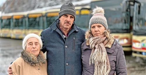 Schlussakkord: Seniorchefin Ruth Reiter, Gerhard Reiter und seine Lebensgefährtin Petra Schmidtchen sind traurig, dass sie ihr Busunternehmen aufgeben mussten. Foto H.Reiter