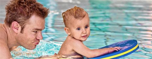 Schwimmkurse für alle Altersgruppen bieten die Chiemgau-Thermen verstärkt an. Vor allem die Kinder warten nach der Corona-Pause darauf, das Schwimmen zu erlernen. Foto Birke Oud