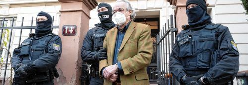 Seit der Razzia gegen sogenannte „Reichsbürger“ und der Festnahme von Heinrich XIII Prinz Reuß ist der Fokus auch in der Region Rosenheim auf die Szene gefallen. Foto dpa