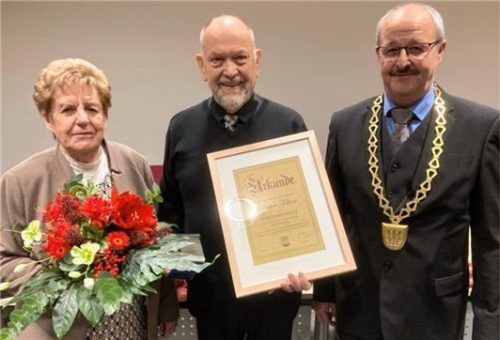 Seltene Auszeichnung: Kolbermoors Bürgermeister Peter Kloo (rechts) hat Günther Zellner jetzt die Bürgermedaille der Stadt verliehen. Dessen Frau Evi bekam von Kloo einen Blumenstrauß überreicht. Foto Mathias Weinzierl