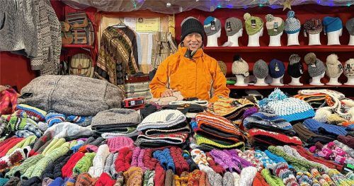Shrestha Upendra in seinem Stand auf dem Rosenheimer Christkindlmarkt. Foto Wildemann
