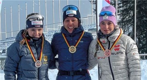 Sie lagen im Einzelstart über zehn Kilometer vorn (von links): Saskia Nürnberger (Vogtländischer SC/2.), Alexandra Danner (SC Lenggries/Stützpunkt/1.) und Linda Schuhmacher (SSV Geyer/3.).Foto Nitsch