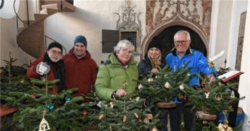 Sie überreichen die geschmückten Christbäume in der Heilig-Geist-Kirche in der Rosenheimer Innenstadt: (von links) Manfred Hellstern vom Rosenheimer Vinzentiusverein, WV-Geschäftsführer Klaus Hertreiter, Elisabeth Bartl, Tafelleitung Rosenheim, Sophia Lanzinger, Vorsitzende des Christkindlmarkt-Ausschusses im WV und WV-Vorsitzender Reinhold Frey.