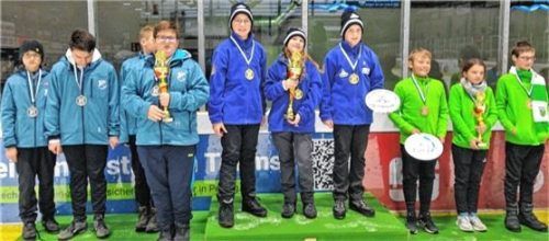 Siegerehrung bei der bayerischen U14-Meisterschaft der Schüler mit Gewinner ESC Rattenbach (Mitte), dem EC Perkam (links) und dem SV Höslwang (rechts).Foto Kamhuber