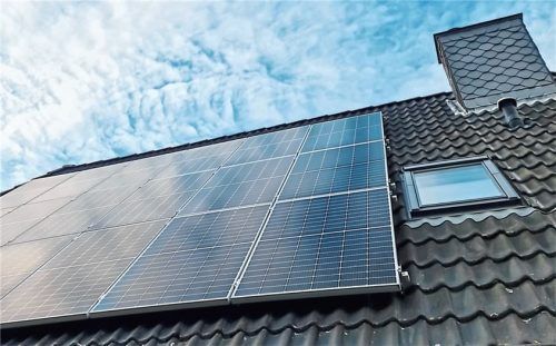Solaranlagen auf privaten Hausdächern nahmen im Jahr 2022 deutlich zu. Foto MP_foto71 (YAYMicro)/Panthermedia