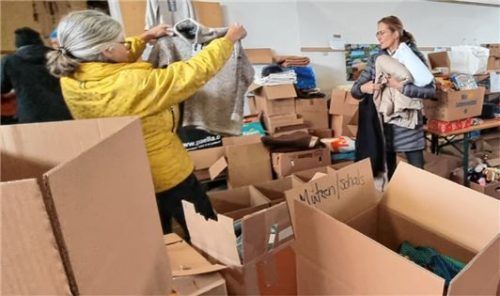 Sortieren die Sachspenden: (von links) Kassiererin Marieluise Weichselbaumer und Beisitzerin sowie Ärztin Michaela Fabri. Sie begleitet und unterstützt den Verein in medizinischen Angelegenheiten.