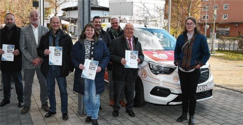 Sponsoren vor dem neuen Bürgerbus: (von links) Sinan Tunc, Inhaber von tunc Küche, Geschäftsführer der Sozialen Stadt Rosenheim Werner Pichlmeier, Maximilian Blätz, Inhaber Humanhome Civil Engineering, Swetlana Bohl, Inhaberin von Elegance Beauty, Thomas Vodermayer vom Autohaus Vodermayer, Stephan Schmitt, Steuer- und Rechtsanwaltskanzlei Schmitt & Suren, Anton Heindl, Erster Vorsitzender vom Hauskrankenpflegeverein, und Julia Dettke von Rotmilan Holzgestaltung. Foto Peter Schlecker