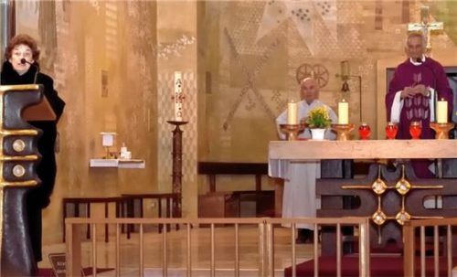 Stadtpfarrer Andreas Maria Zach zelebrierte den Gottesdienst in der Klosterkirche, Zirkelvorsitzende Julitta Fleischmann gedachte der Toten dieses Jahres. Foto zagler