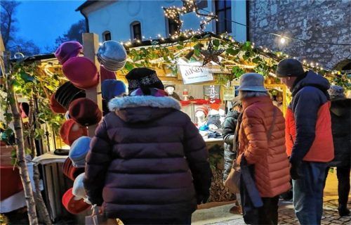 Statt „durchgeschoben“ zu werden, konnten die Besucher am Christkindlmarkt auf der Fraueninsel in Ruhe schauen und einkaufen. Foto re