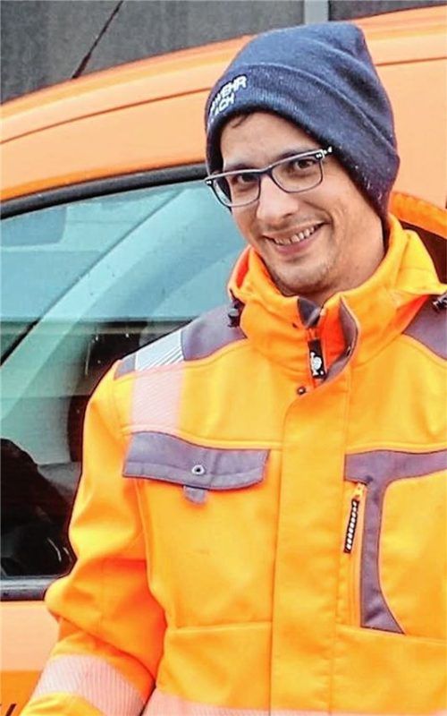 Stefan Füllbier (Foto aus dem Jahr 2020) vor seinemBauhof-Fahrzeug. Foto re