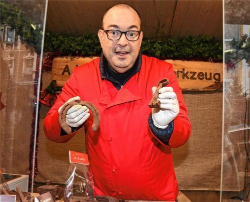 Stefano Cavallari präsentiert die süßen „Eisenteile“ auf dem Rosenheimer Christkindlmarkt. Foto Schlecker