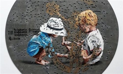 Stephanie Zwerschke bemalt und bearbeitet uralte Polyphonplatten. Foto Stephanie Zwerschke