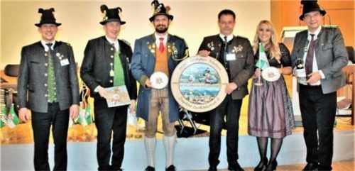 Stolz blickt der Schützengau Rosenheim auf den zweifachen Weltmeister im Vorderladerschießen, Andreas Wimmer vom Schützengau Traunstein (Dritter von links), und die Raublinger Bogenschützin (aktuell Vierte in der Weltrangliste) Katharina Bauer.Foto Strim