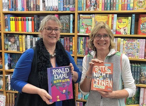 Sylvia Weber (links) und Stefanie Wild mit beliebten Kinderbüchern in der Buchhandlung Bensegger. Foto Isabella Wildemann
