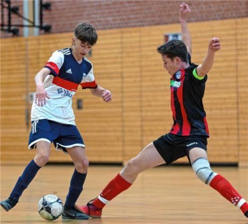 Szene aus dem C-Junioren-Spiel zwischen dem TSV Wasserburg (links) und dem TSV Brannenburg.Foto Bittner