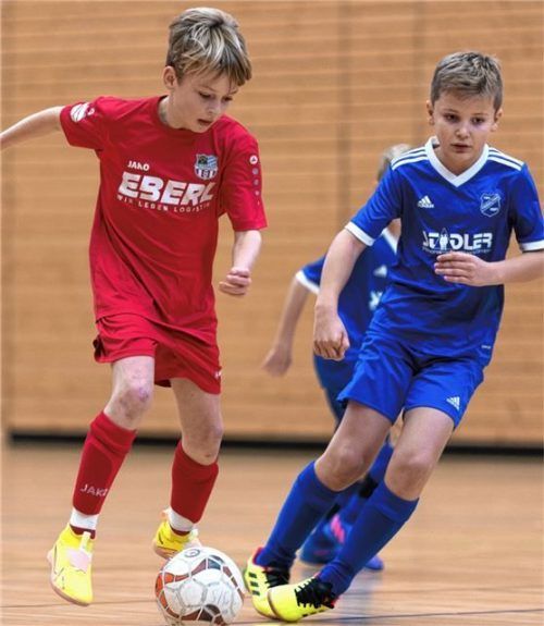 Szene aus dem E-Junioren-Vorrundenspiel zwischen dem SB Chiemgau Traunstein (links) und dem TSV Fridolfing. Foto Hans-Joachim Bittner