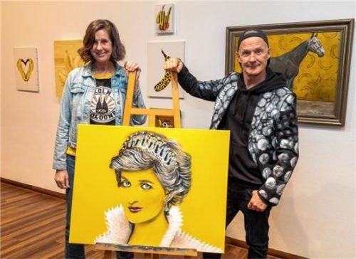 Thomas Baumgärtel aus Köln bei der Eröffnung seiner aktuellen Ausstellung in der Galerie Kaysser in Ruhpolding, zusammen mit Galeristin Andrea Kaysser. Foto effner