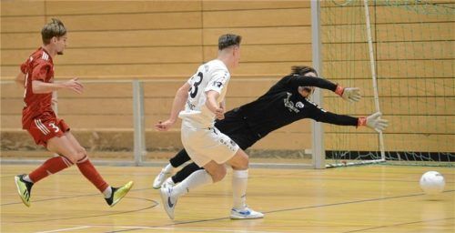 Tor für den SB Chiemgau Traunstein durch Kenan Smajlovic im Spiel gegen den TSV 1860 Rosenheim. Die Partie endete 5:5 unentschieden.Foto Franz Ruprecht