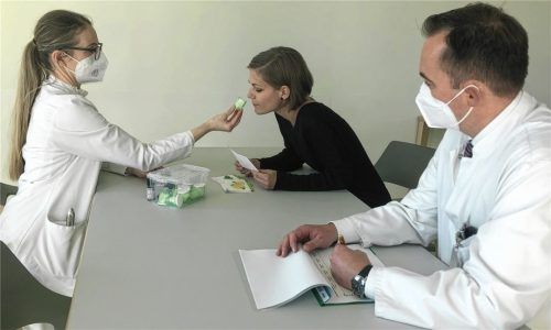 Training für den Geruchssinn: Tagesklinik-Leiterin Isabella Eder (links) und Chefarzt Dr. Tobias Winkler bei einer Übung mit Geruchsproben. Im Gedächtnis werden das positive Gefühl, das beispielsweise ein Zitronenkuchen auslöst, und die Wiedererkennung per abgerufenen Bildern trainiert. Foto Duczek