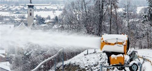 Trotz Energiekrise werden die Schneekanonen nicht nur am Hocheck in Oberaudorf in Betrieb genommen. Foto Schmidt