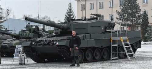 Tschechien nimmt die Lieferung eines ersten Kampfpanzers Leopard 2A4 aus Deutschland entgegen. Damit erhält der Nato-Staat im Rahmen eines sogenannten Ringtauschs modernen Ersatz für bereits an die Ukraine gelieferte T72-Panzer sowjetischer Bauart. Foto dpa