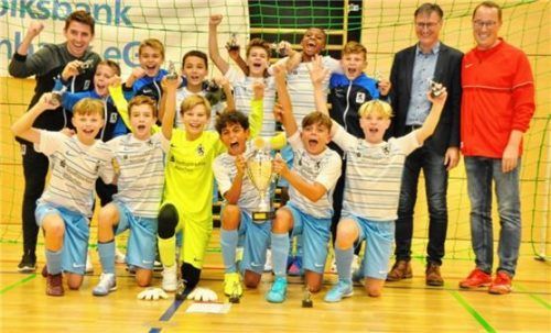 Turniersieger wurden die U12-Junioren des TSV 1860 München. Rechts FCM-Vorsitzender Robert Salzberger und Jürgen Wallner von der Volksbank Raiffeisenbank. Foto  FCM